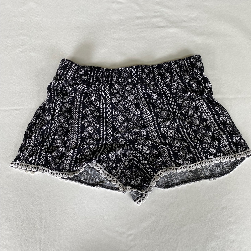 Pink Republic Black & White Womens Shorts - Size USA Medium - EUC